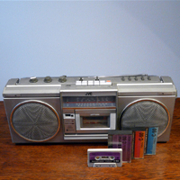 Magnetofon kasetowy z radiem firmy JVS.